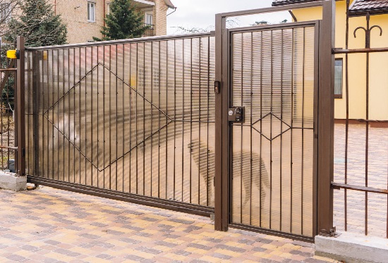Купить ворота из профлиста с элементами ковки, с металлическими столбами в рамке или под дерево в Арзамасе от 154065 руб
